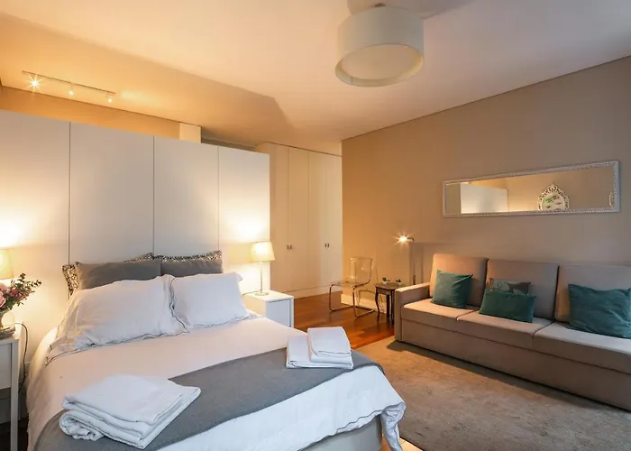 Cardosas Charming Apartment With Balconies